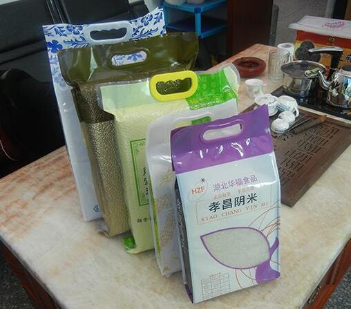 Utformingen av ris poser bør fokusere på merkevaren konseptet og farge posisj...